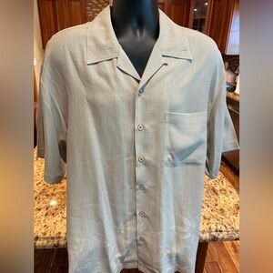 Tommy Bahama‎ men’s 100% silk camp shirt. Light Gray with island buttons.
